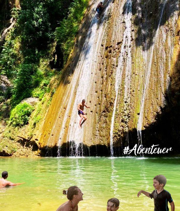 Samana Spezial Personen die am Fuße eines Wasserfalles baden
