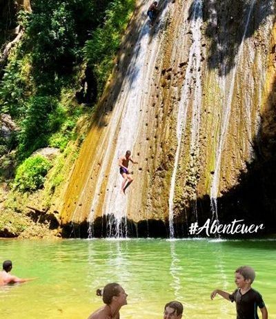Samana Spezial Eine Familie badet im Wasser vor einem Wasserfall