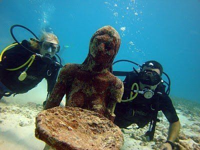 Taucher und Unterwasserfiguren