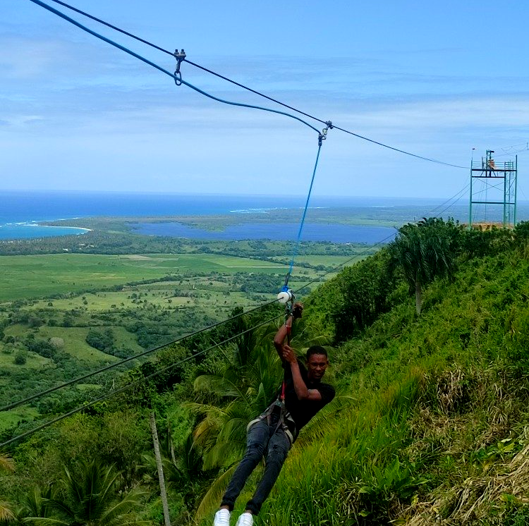 Zipline Mann hängt an einer Zipline
