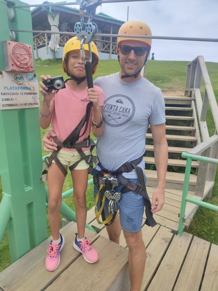 Vater mit Tochter bei der Zipline