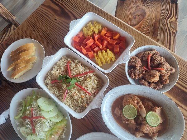 Mittagessen auf dem Berg Essensauswahl auf einem Tisch