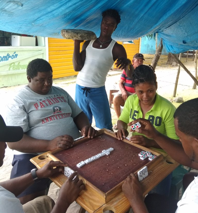 Dominikanische Männer beim Domino spielen