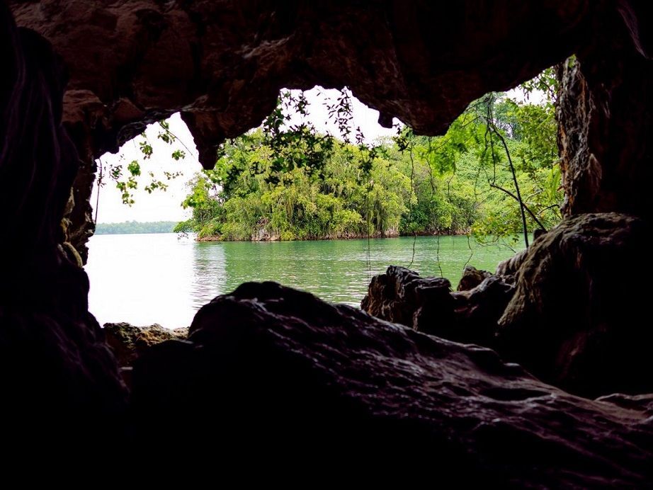 Sicht aus einer Höhle aufs Meer
