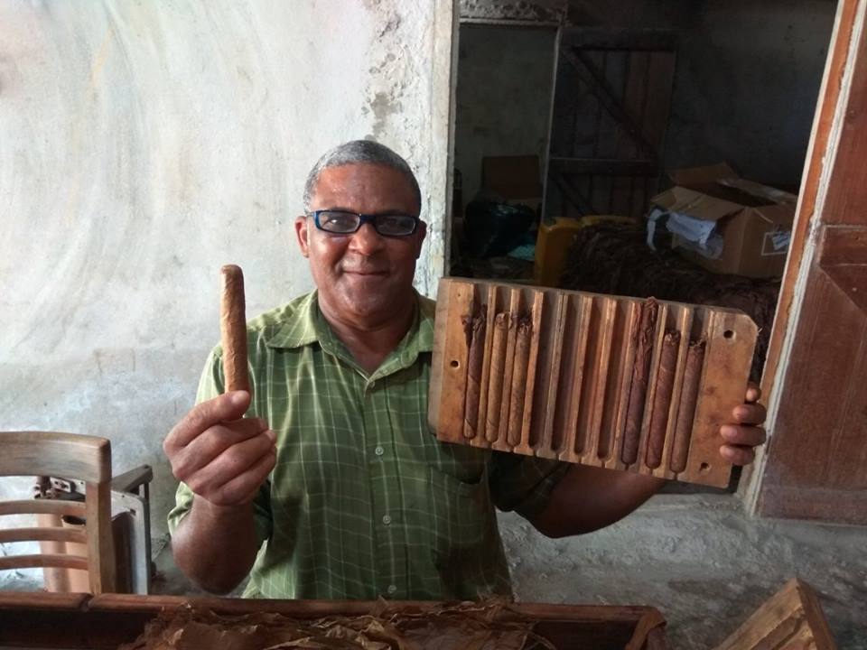 Zigarrenherstellung Mann bei der Zigarrenherstellung