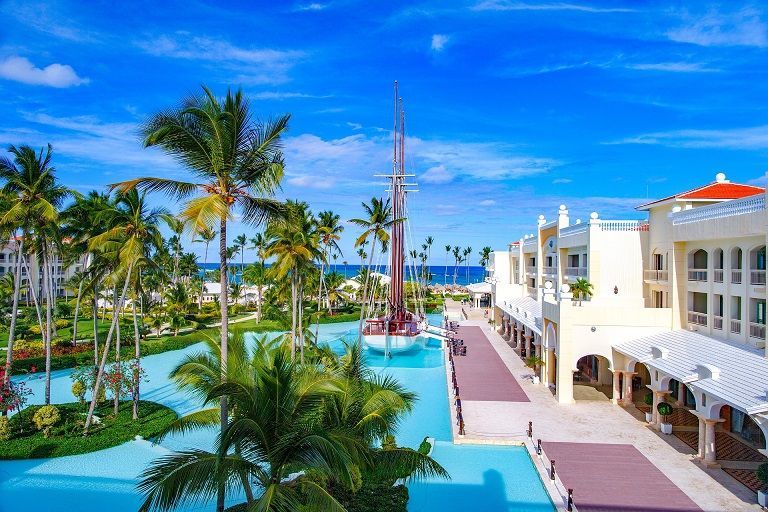 Hotelpool mit Schiff im Iberostar Grand Bávaro Punta Cana Dominikanische Republik