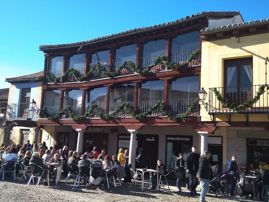 Es una Villa ubicada al Suroeste de la Comunidad de Madrid. Aproximádamente unos 31km. Conocida por sus vinos desde época Napoleonica de uva malvar blanca y tinta garnacha.
