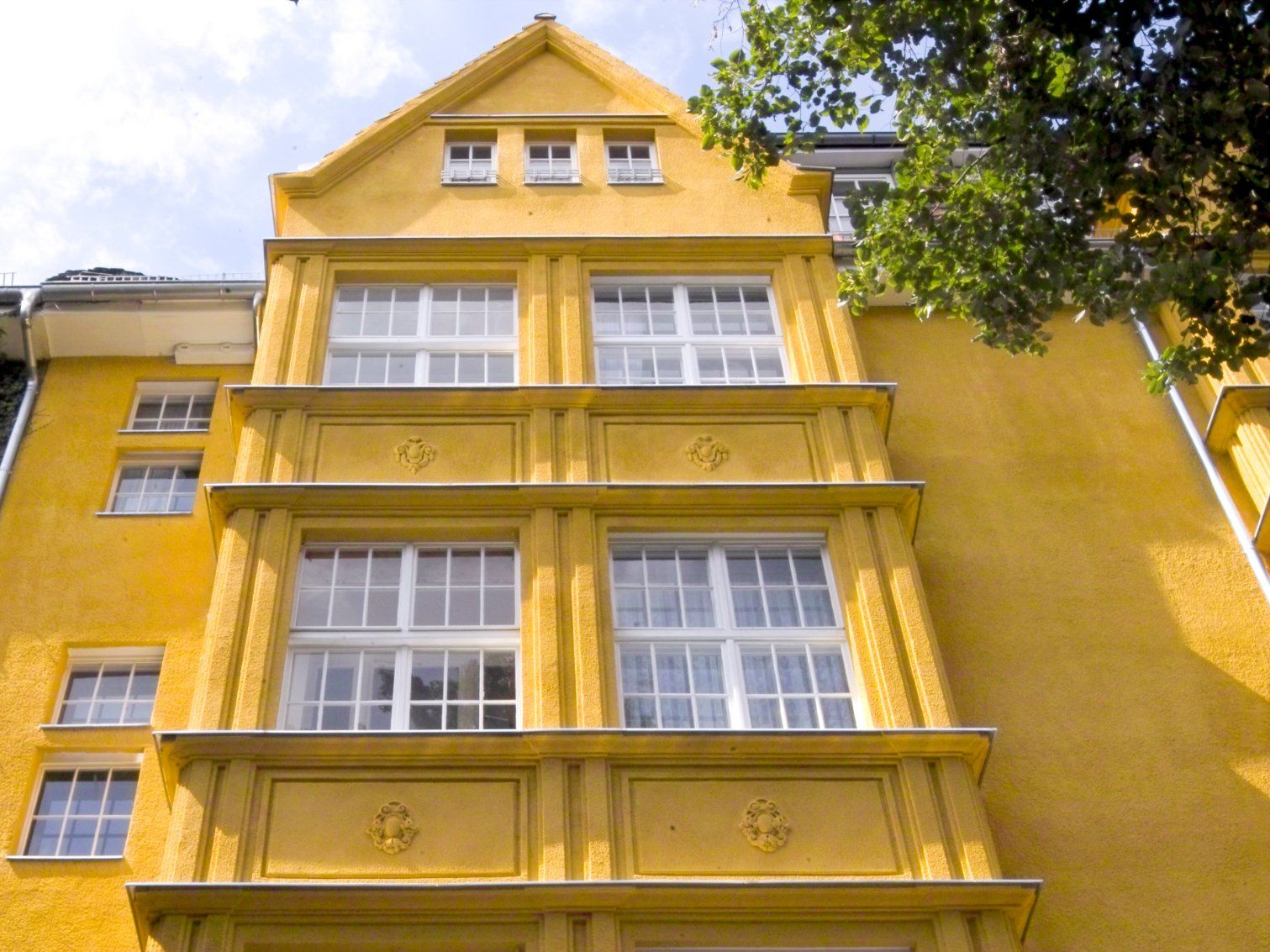 Gelbe Hausfassade eines schönen Altbaus