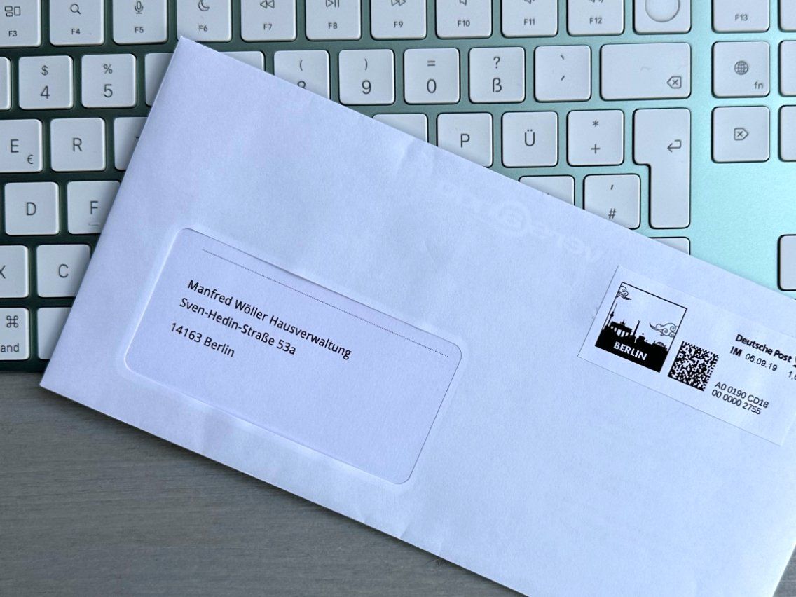 DSGVO-konformer Briefkasten Briefumschlag auf Tastatur liegend
