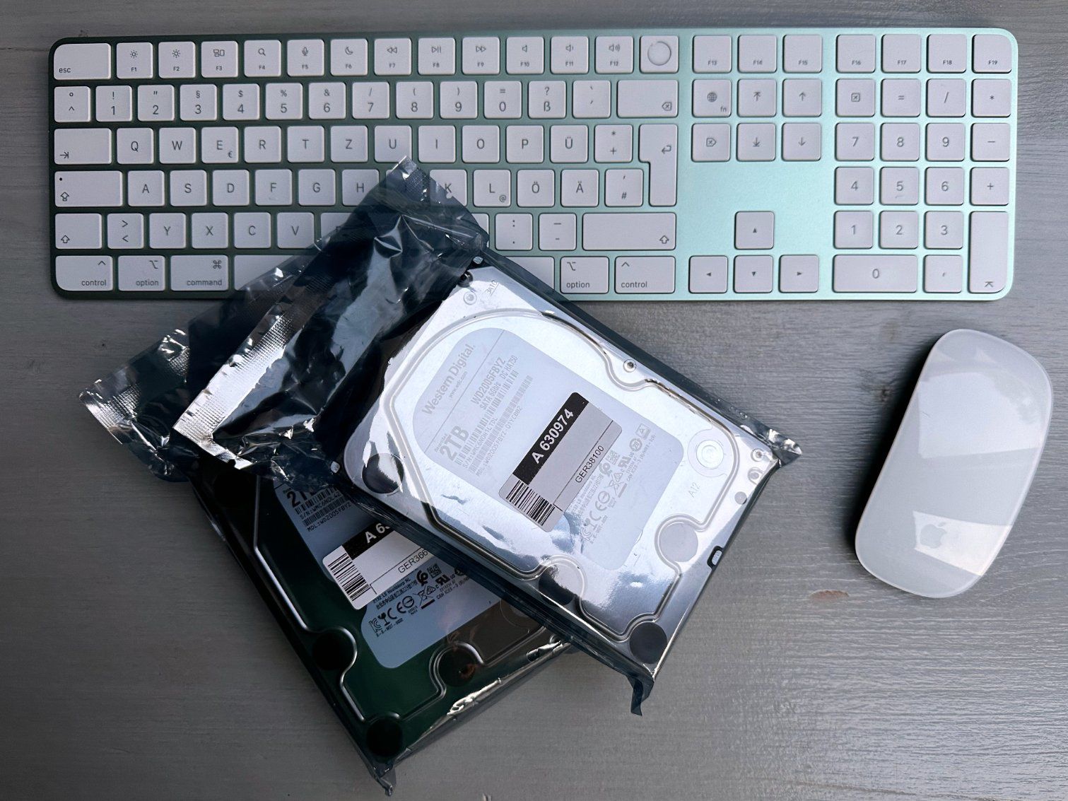 Tastatur mit Maus und 2 Festplatten
