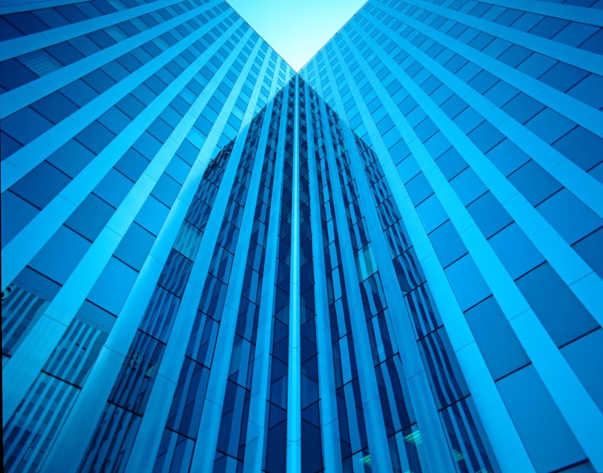 Neue Architektur, Düsseldorf, Verwaltungsgebäude, Verwaltung, Glasfassade, blau, Linien nach oben,Spiegelung, Büro, Bürogebäude, Hochhaus,