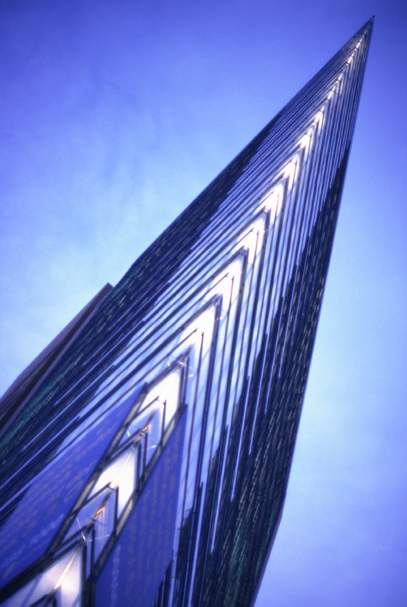 Architektur, Berlin, Bürogebäude, Büros, Verwaltung, Verwaltungsgebäude, Glasfassade, Hochhaus, modern, spitzwinklig, dreieck, Beleuchtung, beleuchtet,