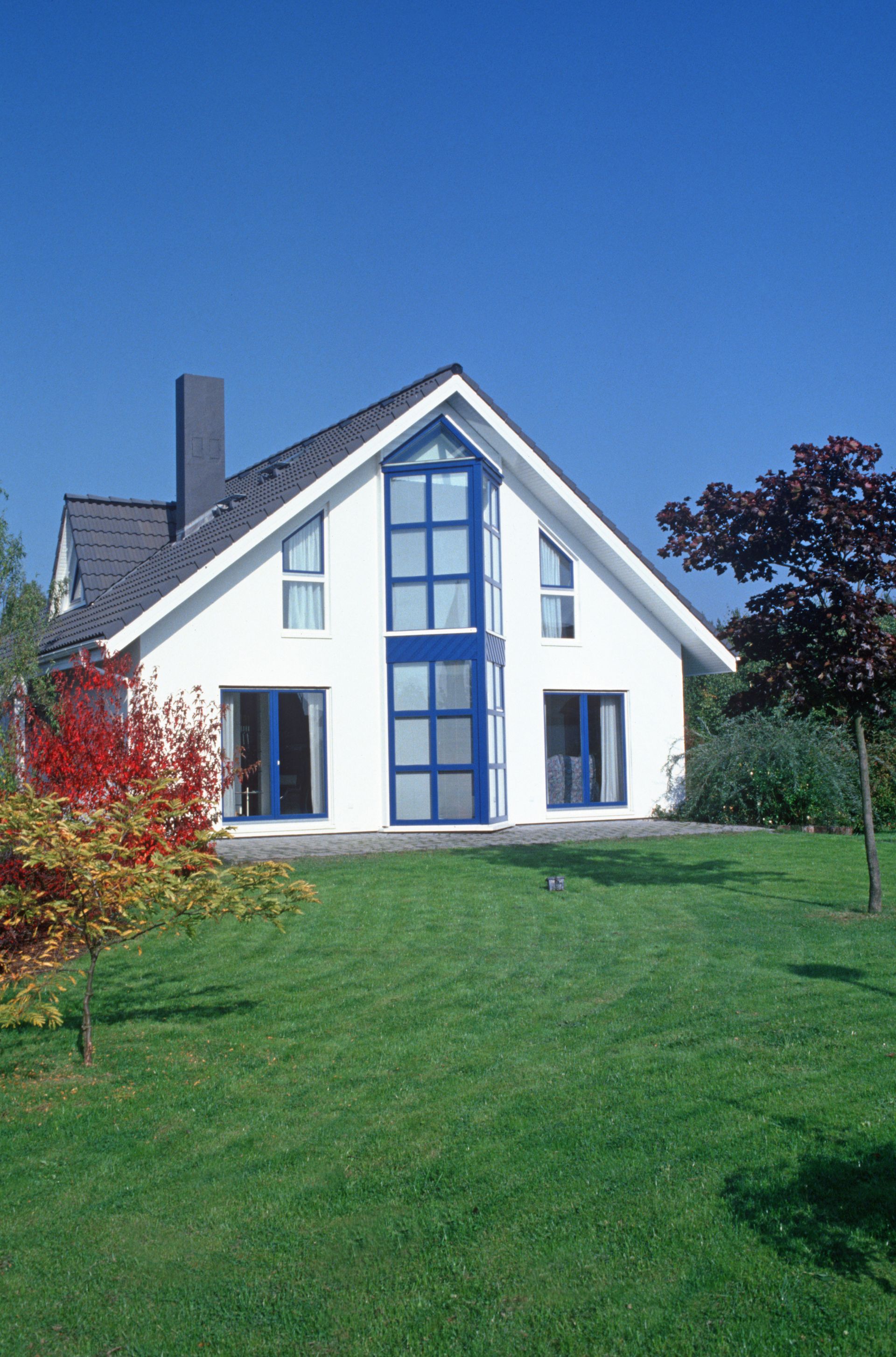 Architektur, Haus, Haus im Grünen, Garten, modern, grüner Rasen, bauen, Finanzierung, Bau- Finanzierung, Zinsen, hohe Zinsen, Bauwirtschaft, Fertighaus, Einfamilienhaus,