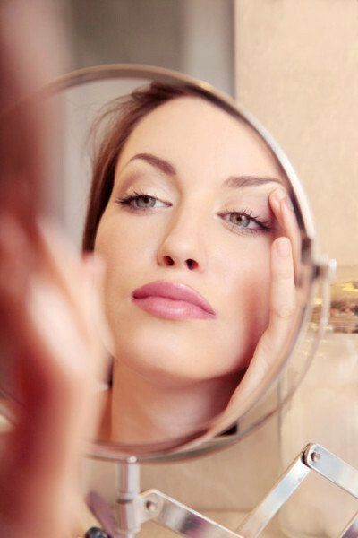 Schöne Frau, Beauty, Spiegel, schminken, Hautpflege, Make up, Bad, Kosmetik, Portrait,