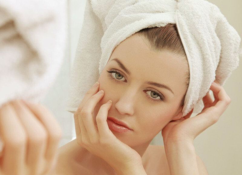 Schminken, Make up, Portrait, Kosmetik, schöne Frau, junge Frau, Hautpflege, schöne Haut, Bad, Badezimmer, Spiegel, Handtuch,