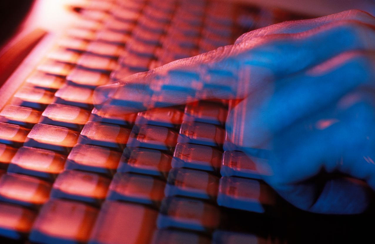 schreiben, Internet, PC, Tastatur, dunkel, Hand auf Tastatur, Cyber, Cyberarbeit, Information,