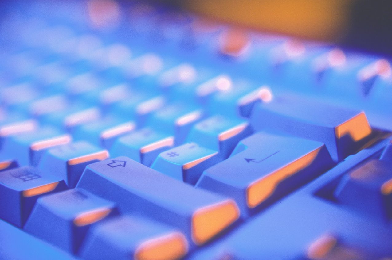 PC Tastatur, Büro, Büroarbeit, schreiben, e-Mail, Nachrichten, Cyber, Tastatur, Nachrichen schreiben, informieren, Information, blau,