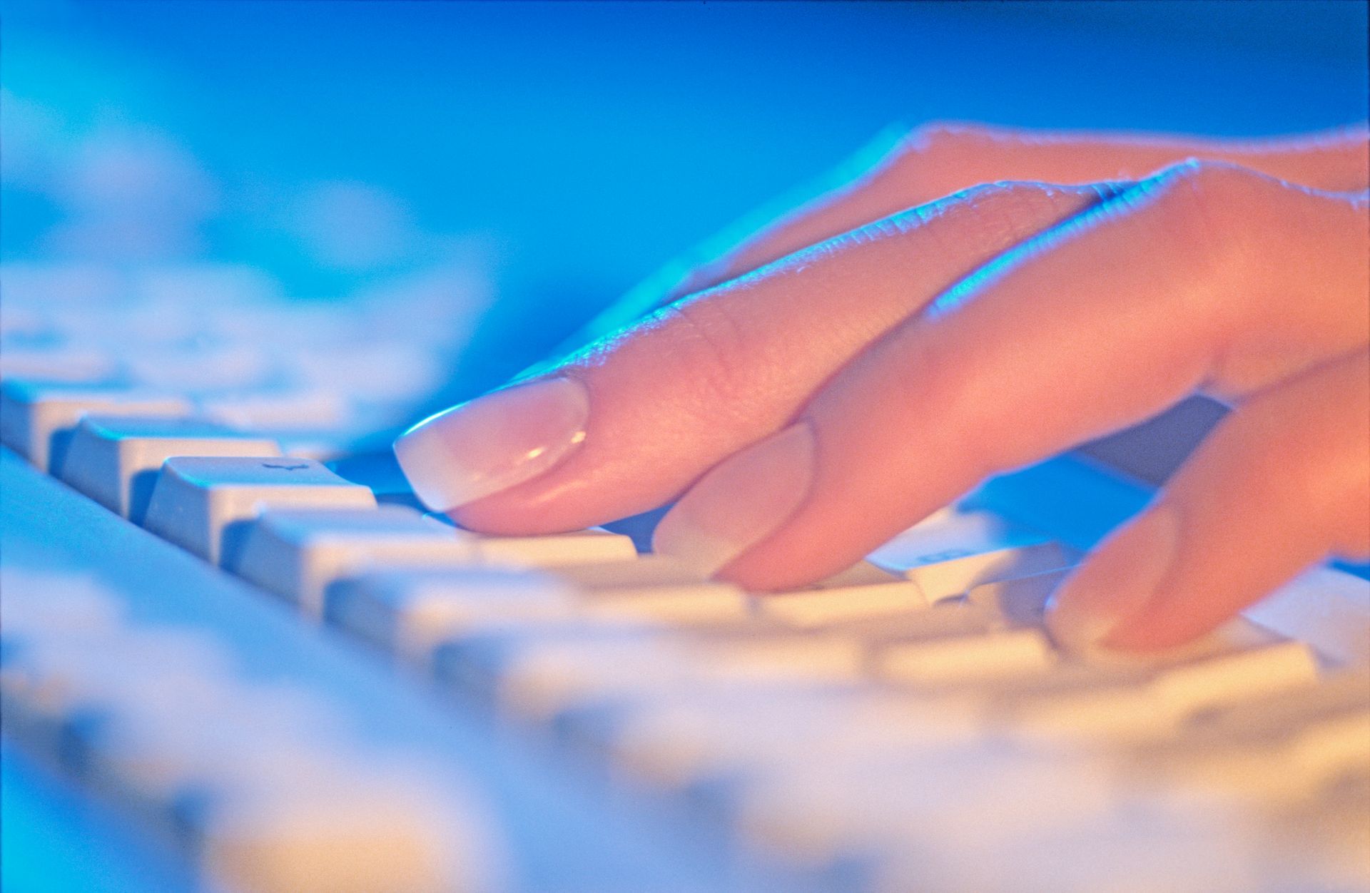 PC Tastatur, Finger, schreiben, Schreibarbeit, Internet, Business, Büro, schöne Fingernägel, blau, Tastatur, eMail,PC,