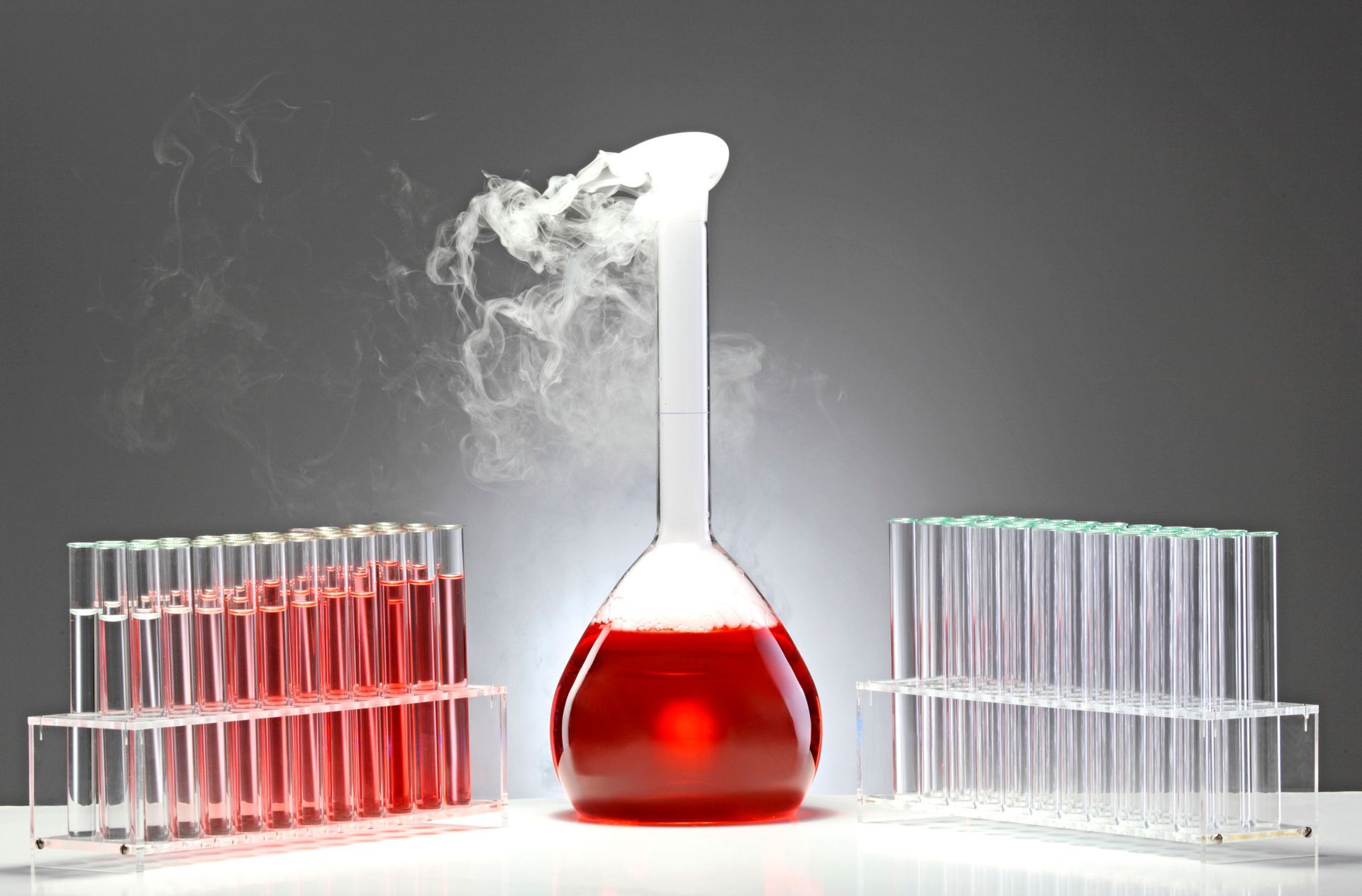 Wissenschaft, Biochemie, Experiment, Analysieren, Synthese, Forschung, Überprüfen, Messbecher, Reagensgläser,Medizin, Gesundheitswesen,flüssig, Versuch, Analyse, Laborprobenständer, Rauch, Laborarbeit, Labor, Chemie, Chemiekalie,