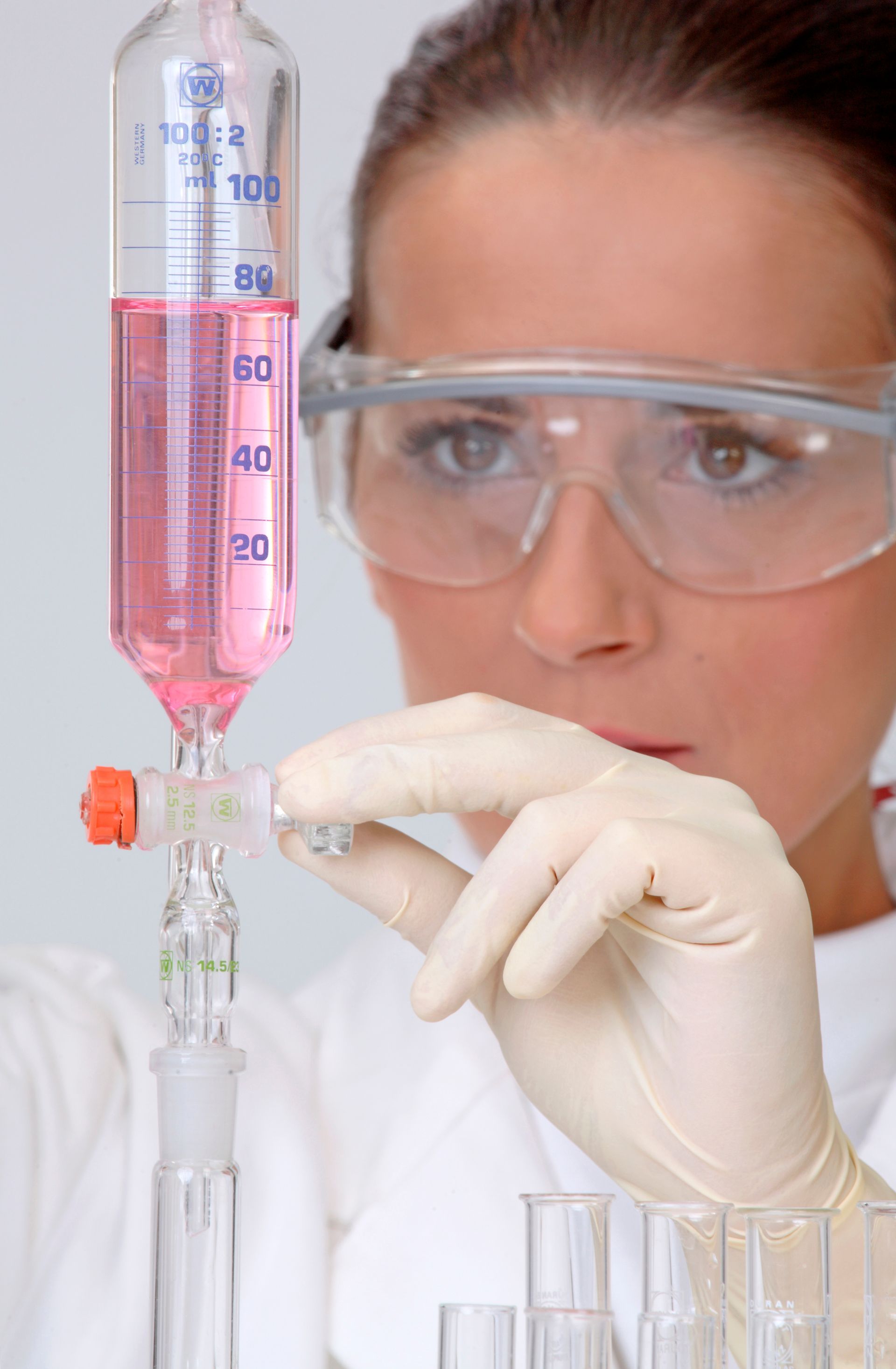 Wissenschaft, Biochemie, Experiment, Analysieren, Synthese, Forschung, Überprüfen, Wissenschaftlerin, Messbecher, Reagensgläser,Medizin, Gesundheitswesen,flüssig,