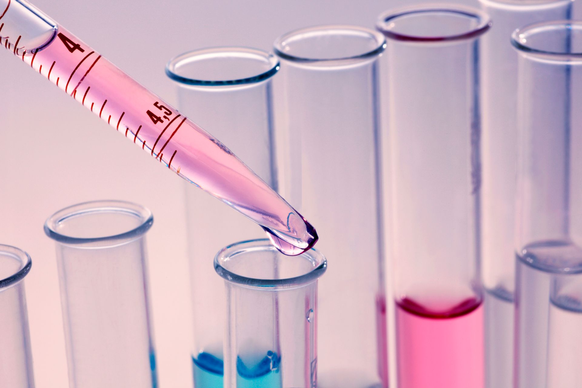 Wissenschaft, Biochemie, Experiment, Analysieren, Synthese, Forschung, Überprüfen, Messbecher, Reagensgläser,Medizin, Gesundheitswesen,flüssig, Versuch, Analyse, Laborprobenständer, Laborarbeit, Labor, Chemie, Chemiekalie, Pipette,