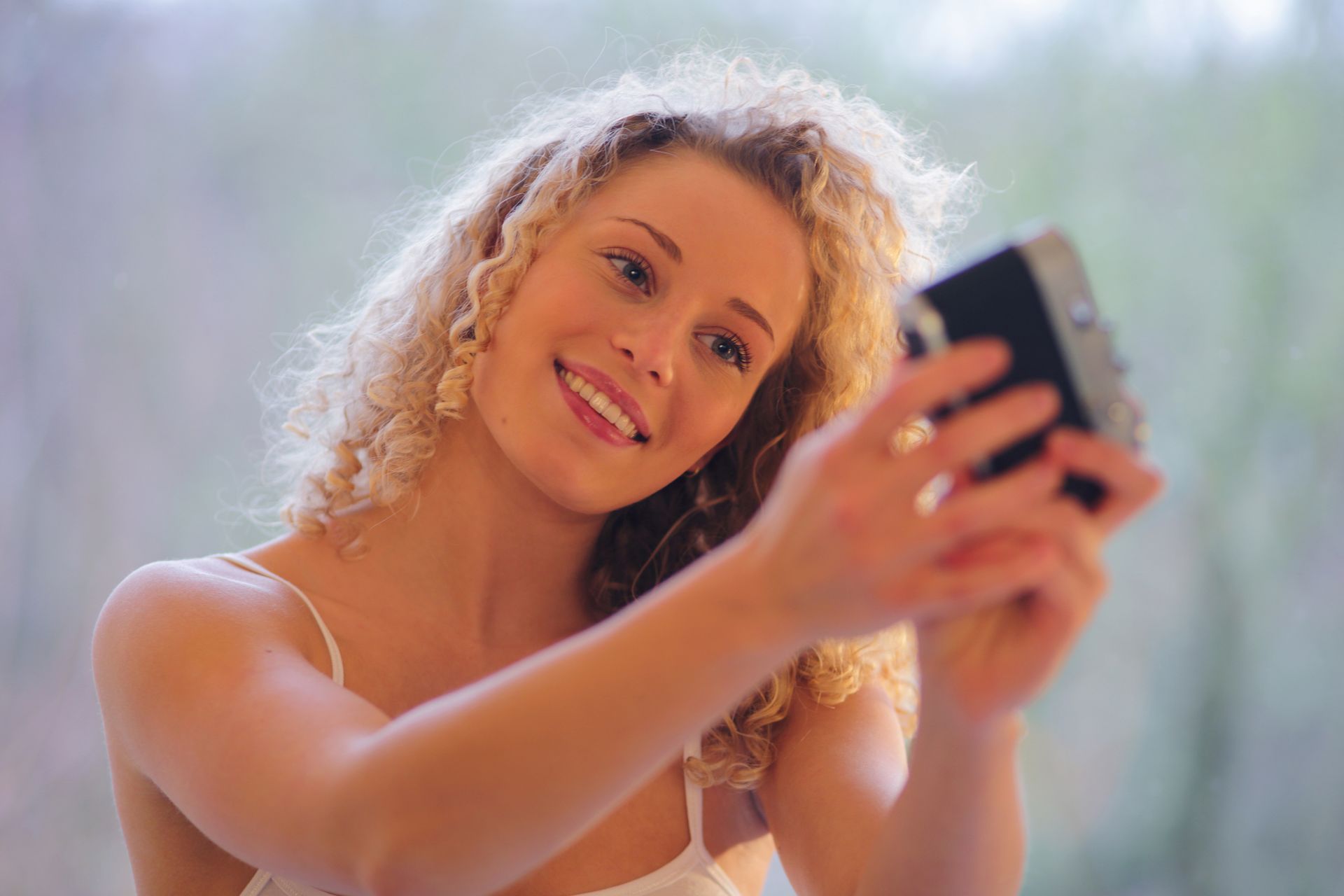 Schöne Frau, blonde Haare, Locken, Portrait, Gegenlicht, lächeln, Lachen, am Fenster, schöne Haut, Freude,