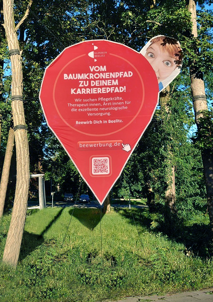 Maegnets Werbe Pin der Kliniken Beelitz gegenüber des Baumwipfelpfades