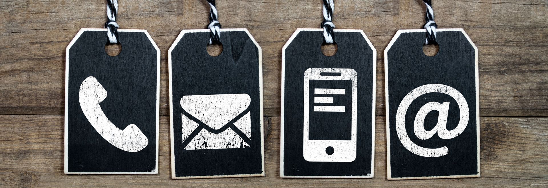 Foto: Accessible – Possible Foto: Acht Holzwürfel bilden das Wort Accessible, ein Finger bewegt die ersten Würfel, sodass aus dem Wort Possible wird.