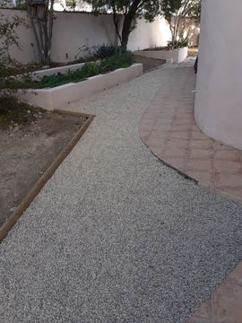 Création d'un cheminement piétonnier minéralisé autour d'une maison