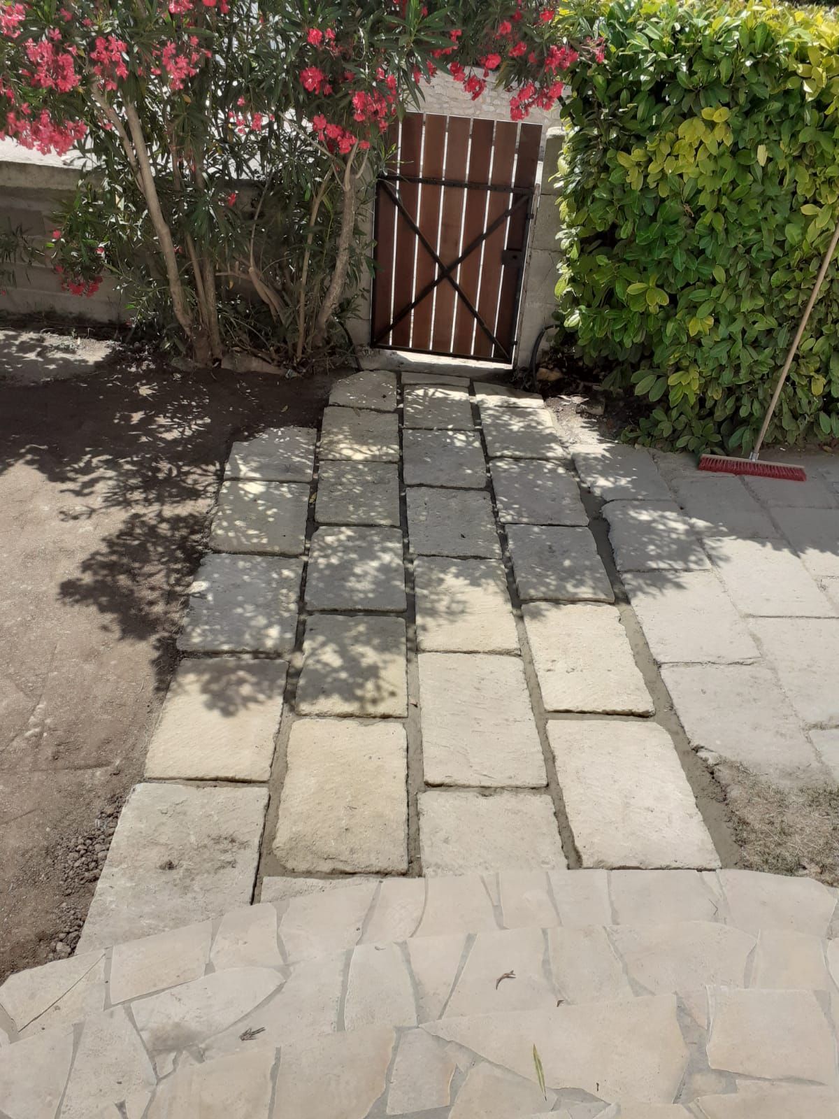 Plantations et minéralisation Prolongation des pavés existant côté portillon