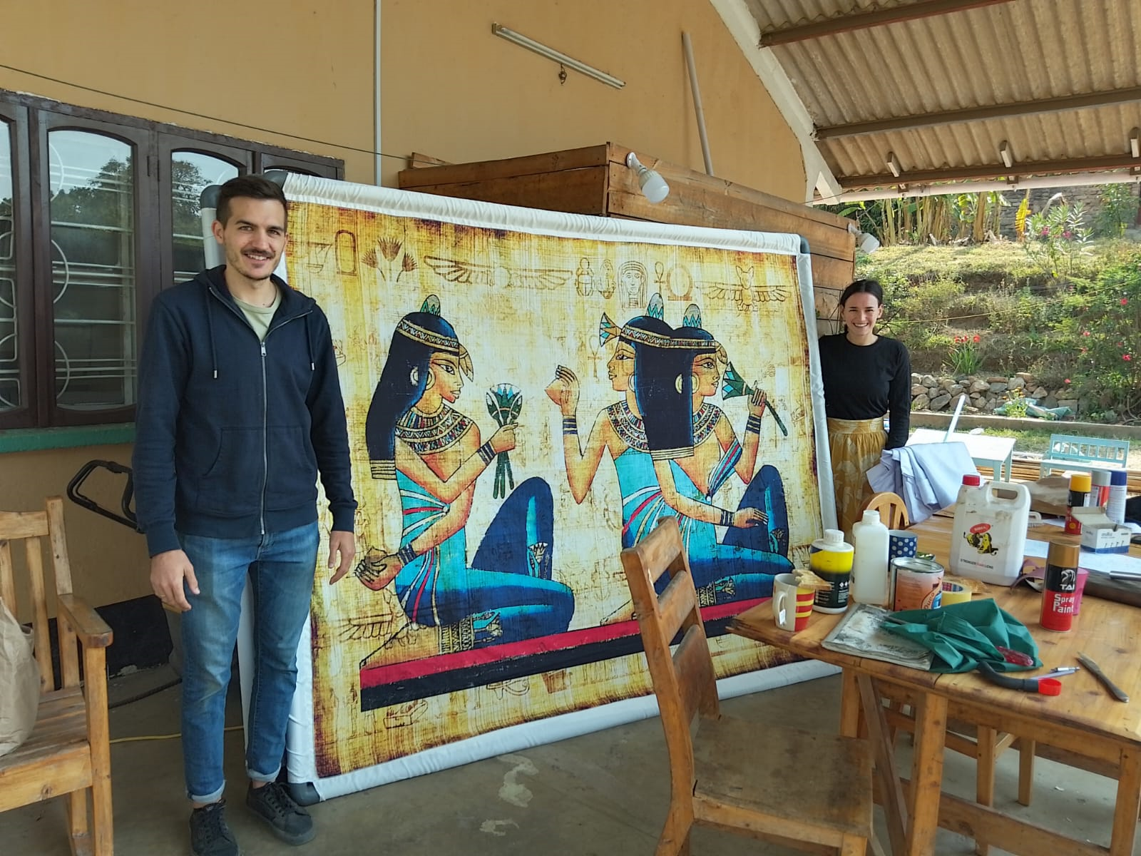 Tim und Anna haben noch vor der Josef-Tour beim Kulissenbau mitgeholfen Tim und Anna haben noch vor der Josef-Tour beim Kulissenbau mitgeholfen