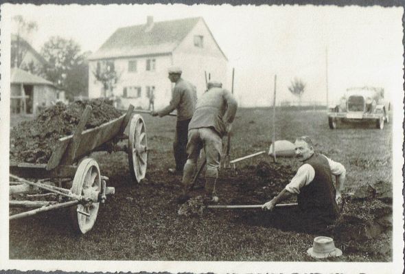Erster Spatenstich mit Bürgermeister Reutemann