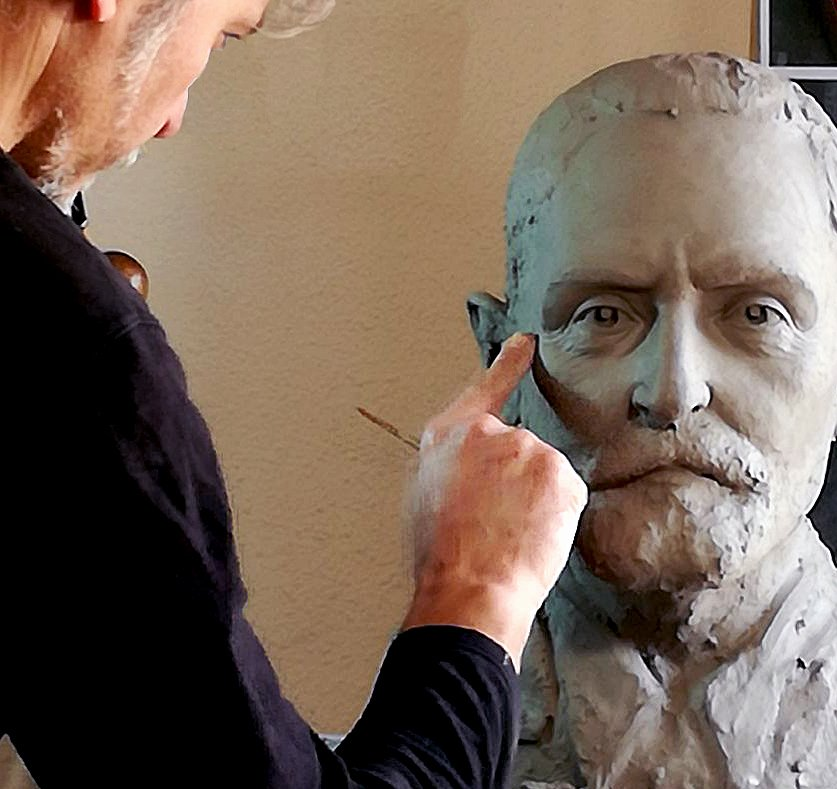 escultor-modelando-un-busto-en-barro-de-unamuno
