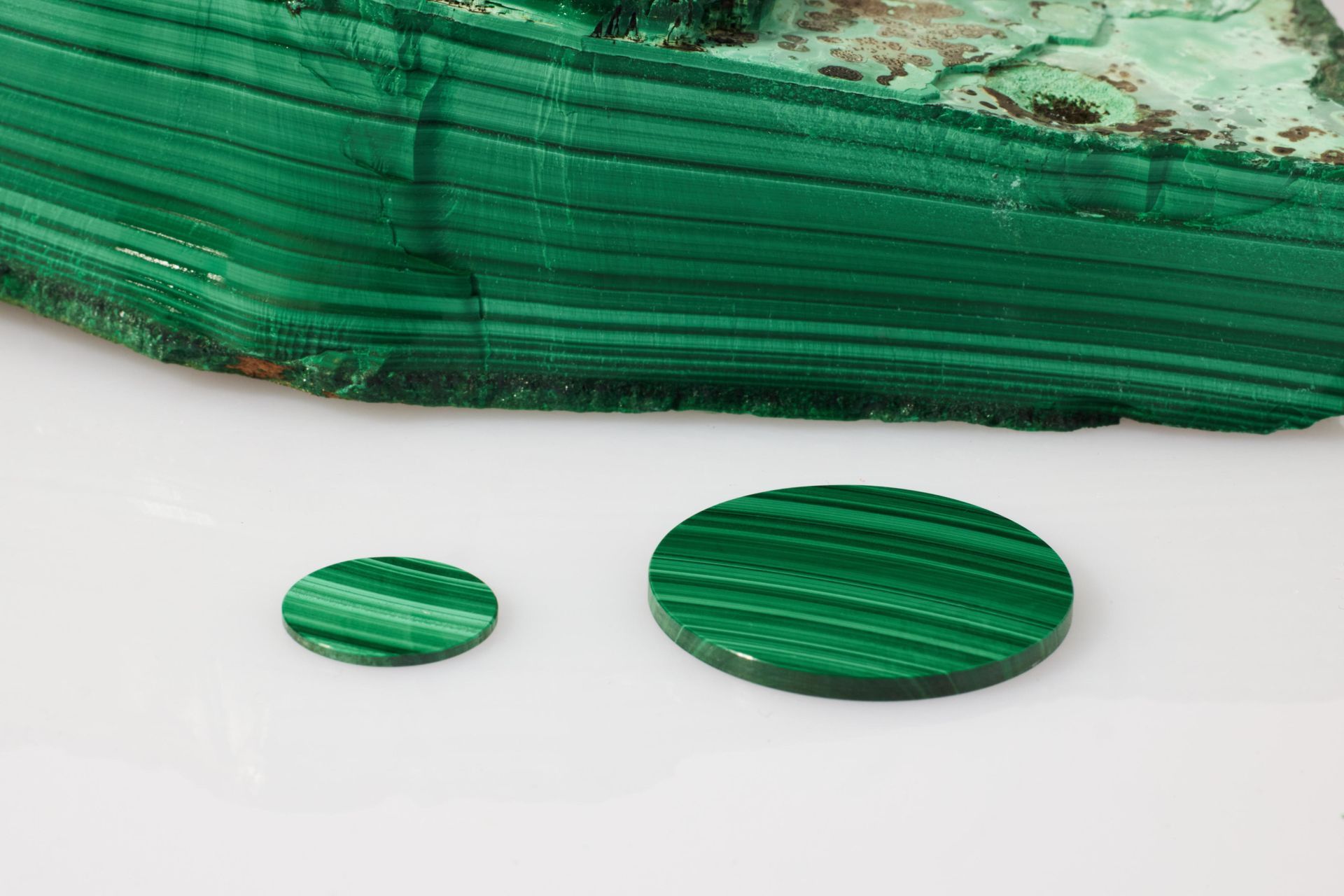 Malachit Rohstein und geschliffen