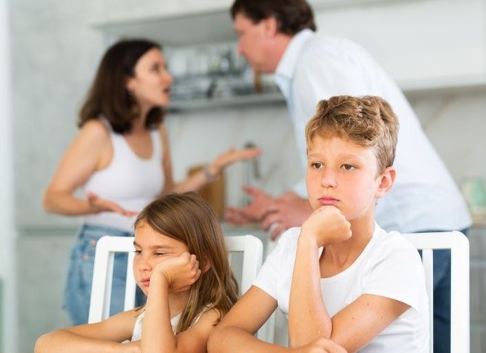 Eltern streiten und Kinder sind traurig