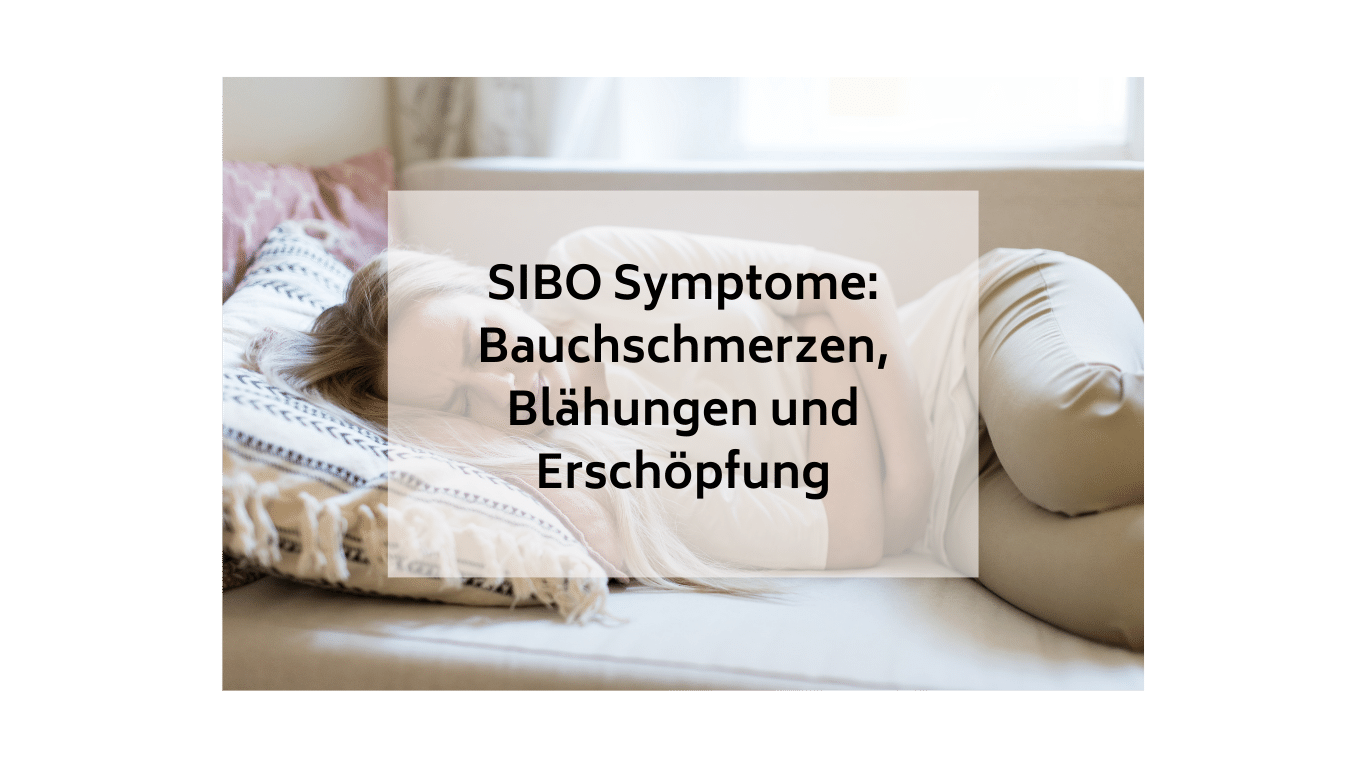 Frau mit Bauchschmerzen auf Sofa liegend