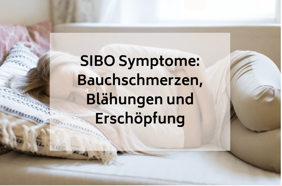 Frau mit Bauchschmerzen auf Sofa liegend