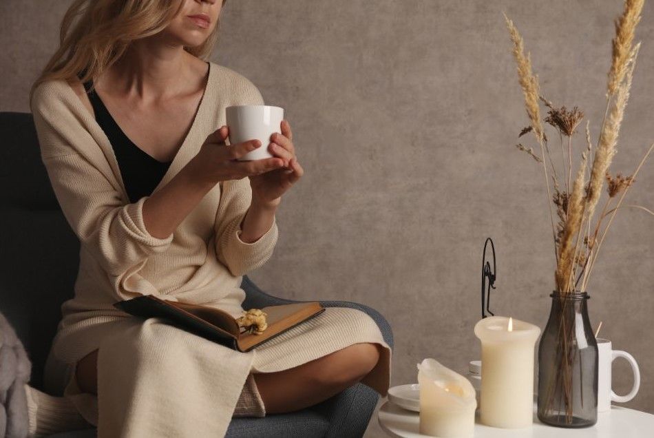 Sitzende Frau trinkt Tee