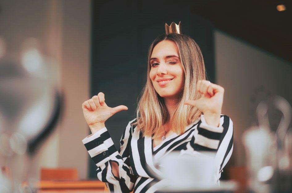Lächelnde Frau mit Krone auf Kopf