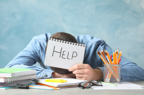 Gestresster Mann am Schreibtisch