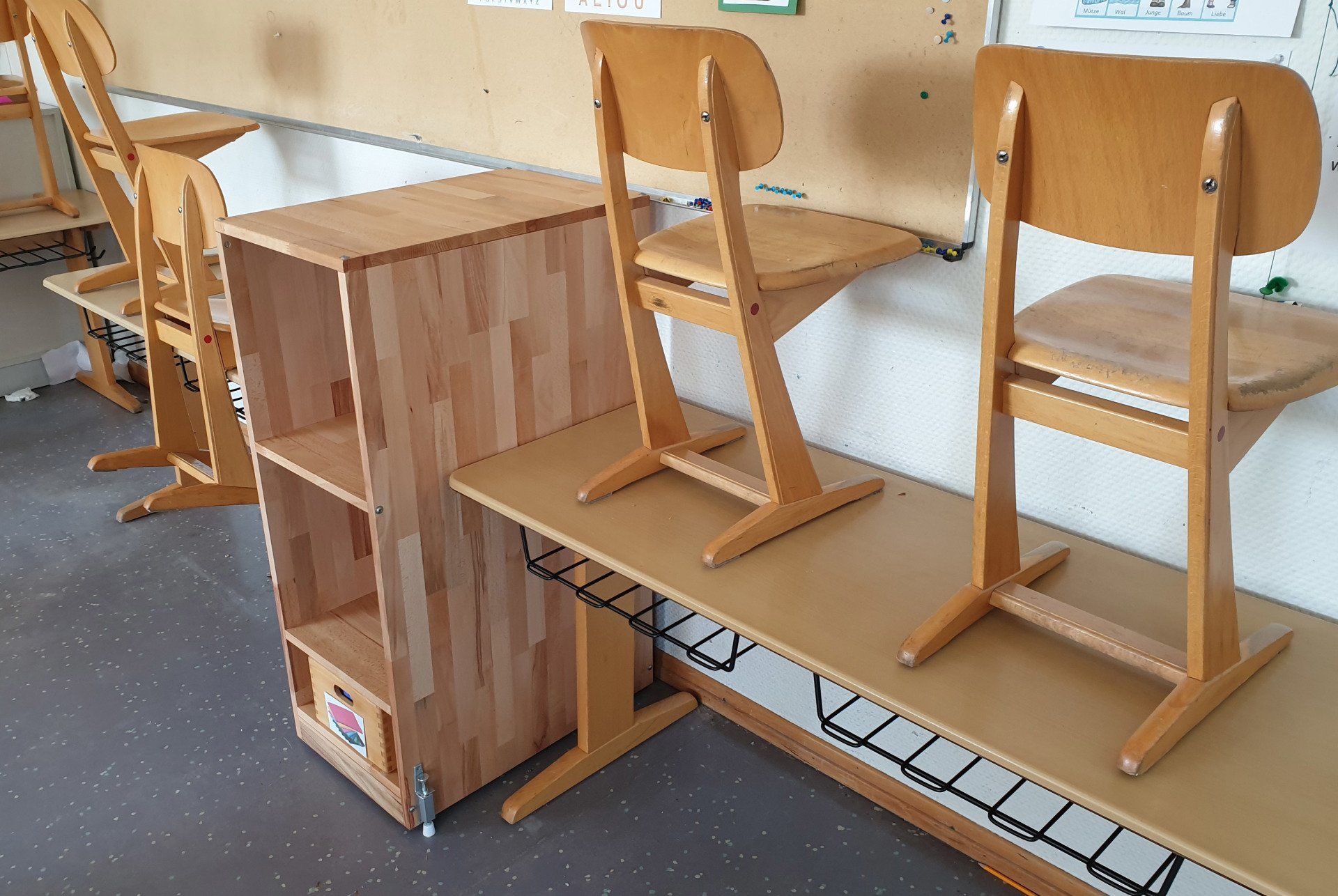 Rollregal aus Massivholz