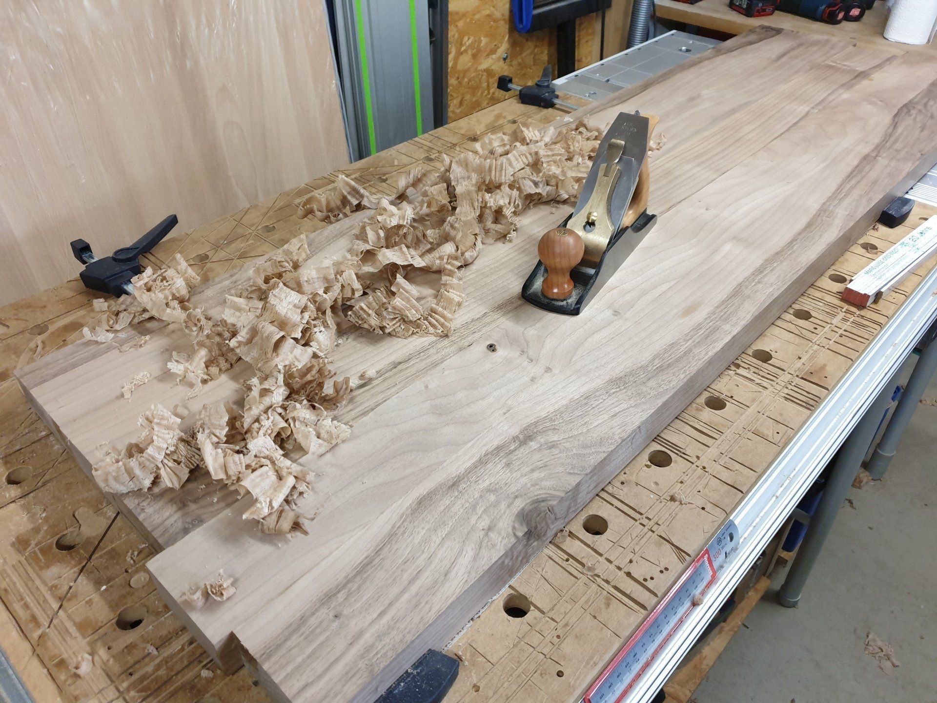 Hobeln der Oberfläche Nussbaum