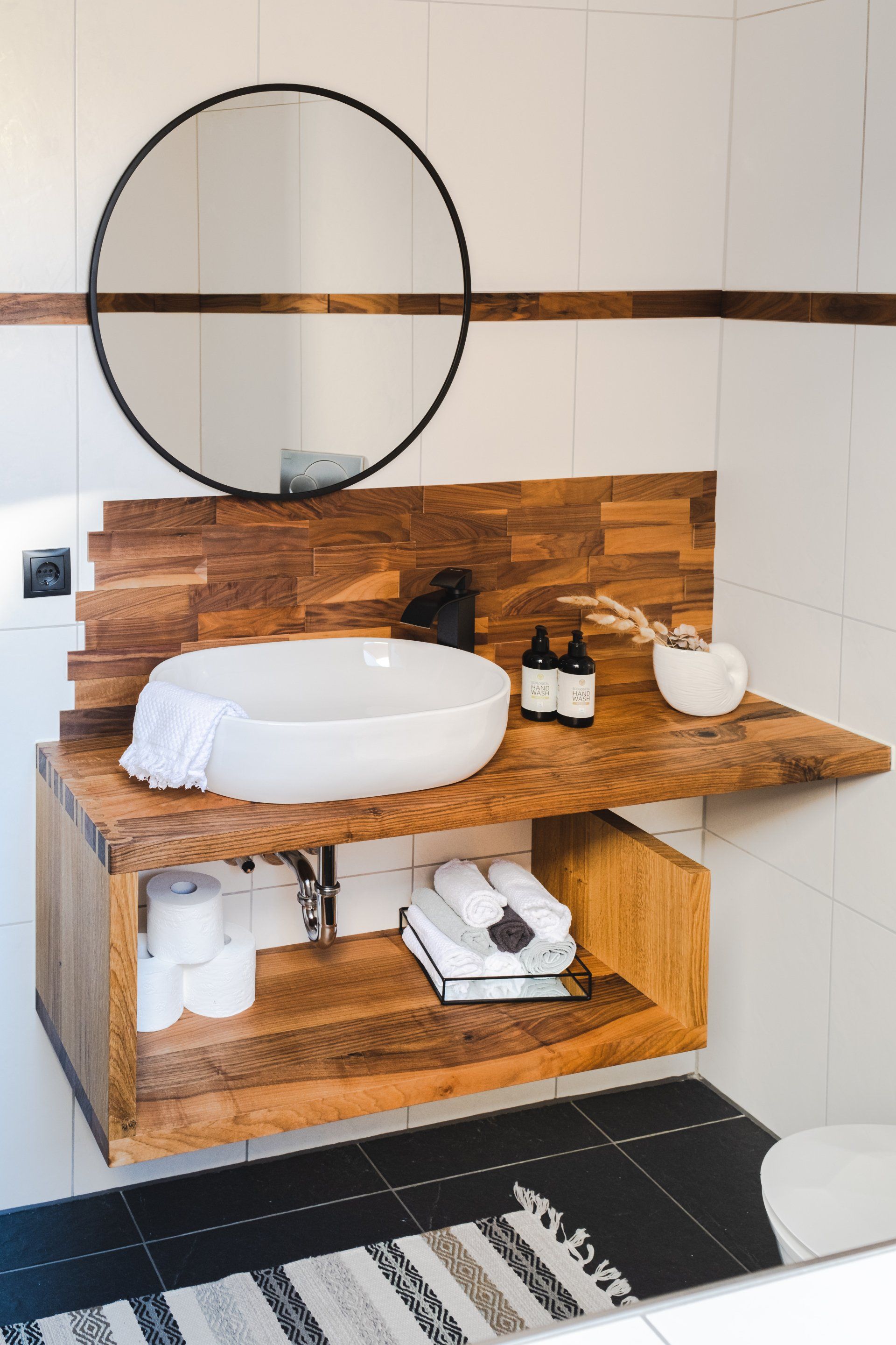 Waschtisch aus Nussbaum und Eiche