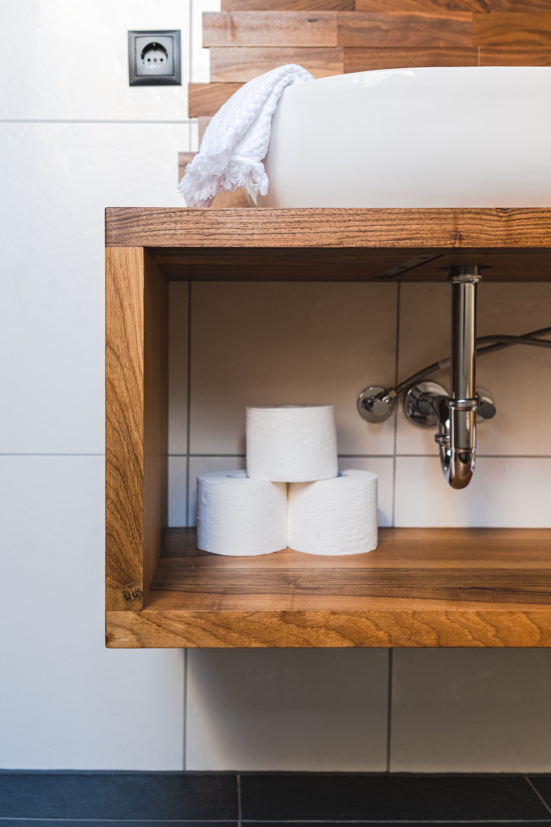 Waschtisch aus Nussbaum und Eiche