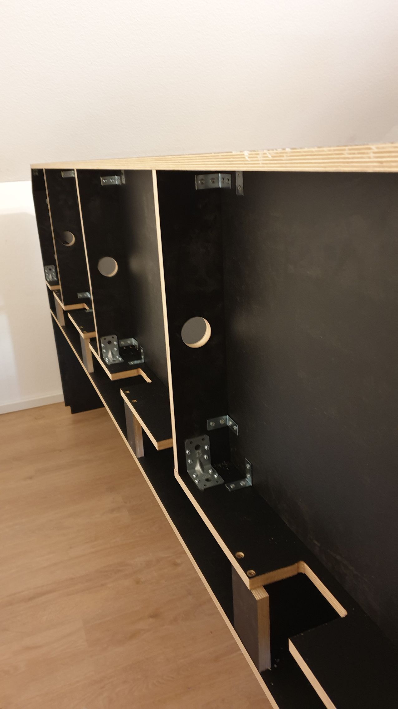 Aufbau Gaming Schreibtisch für Monitore