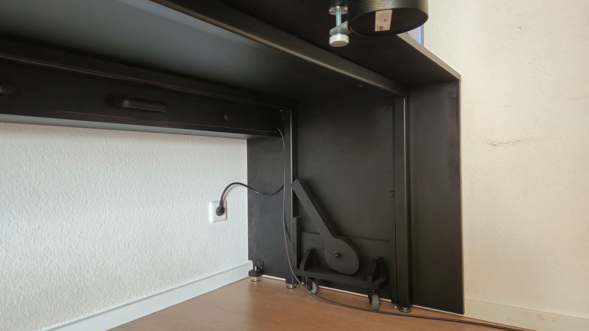 Gaming Schreibtisch Eigenbau mit Rollen