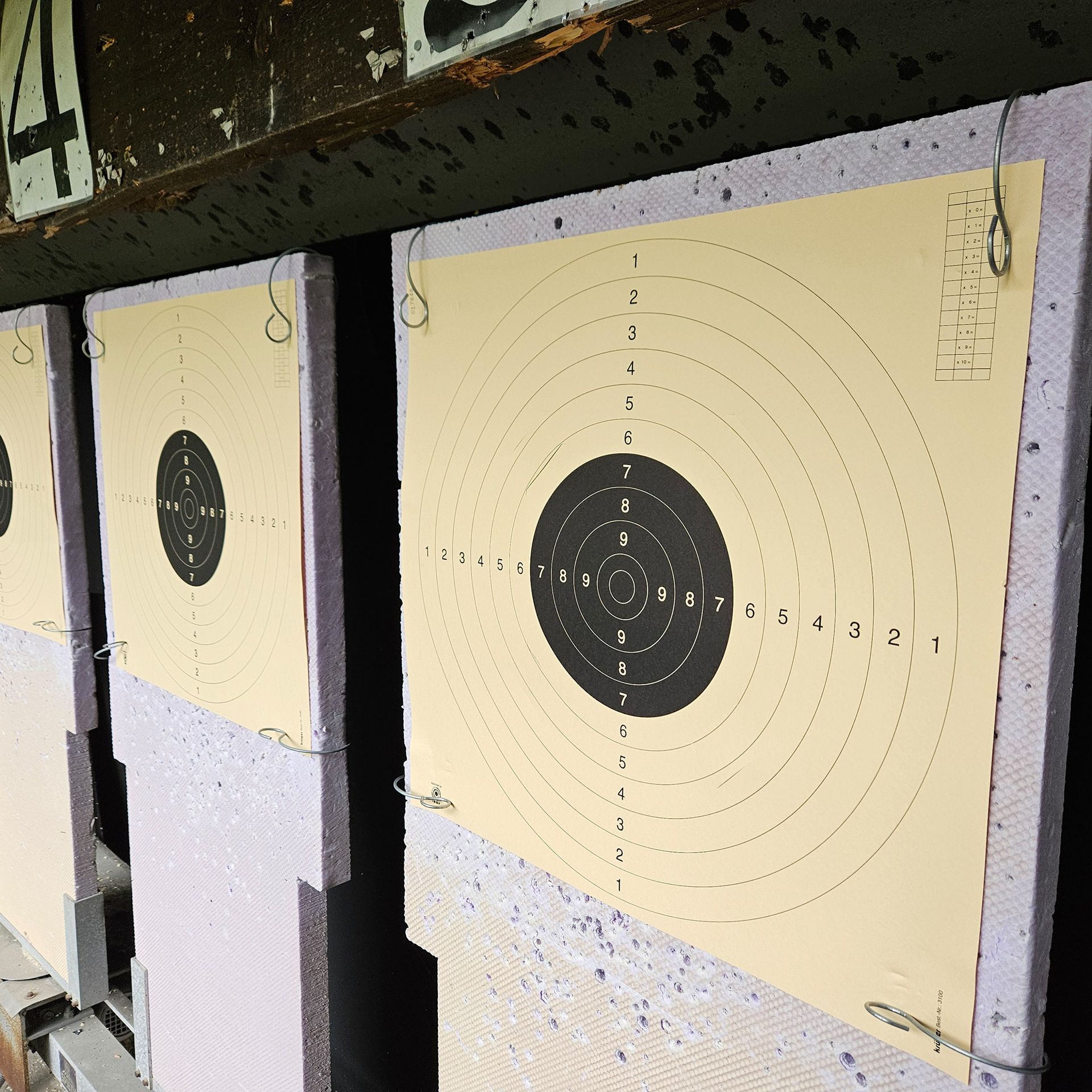 Schießscheiben einfach aufhängen