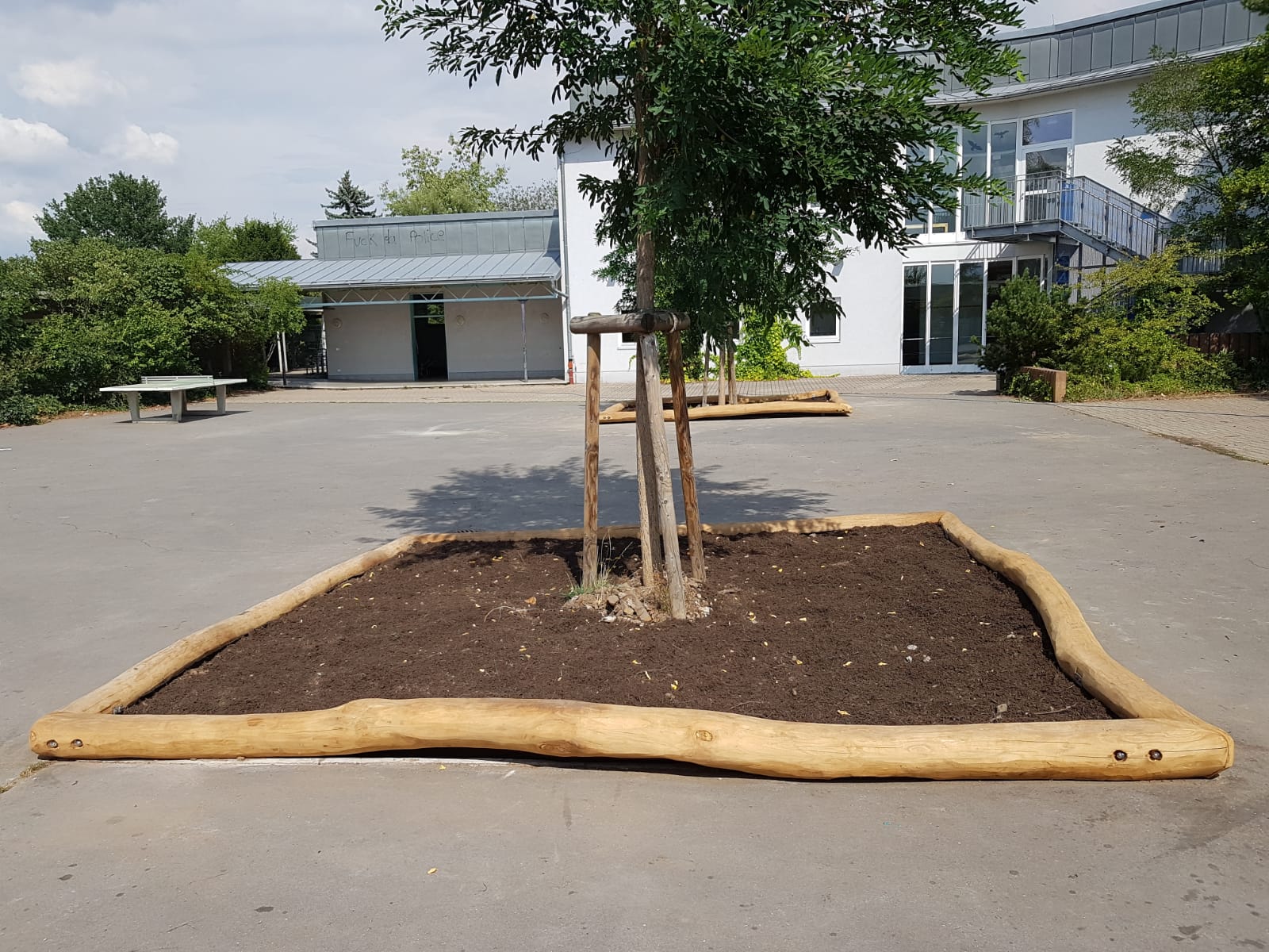 Baumeinfassung für Schulhof aus Holz
