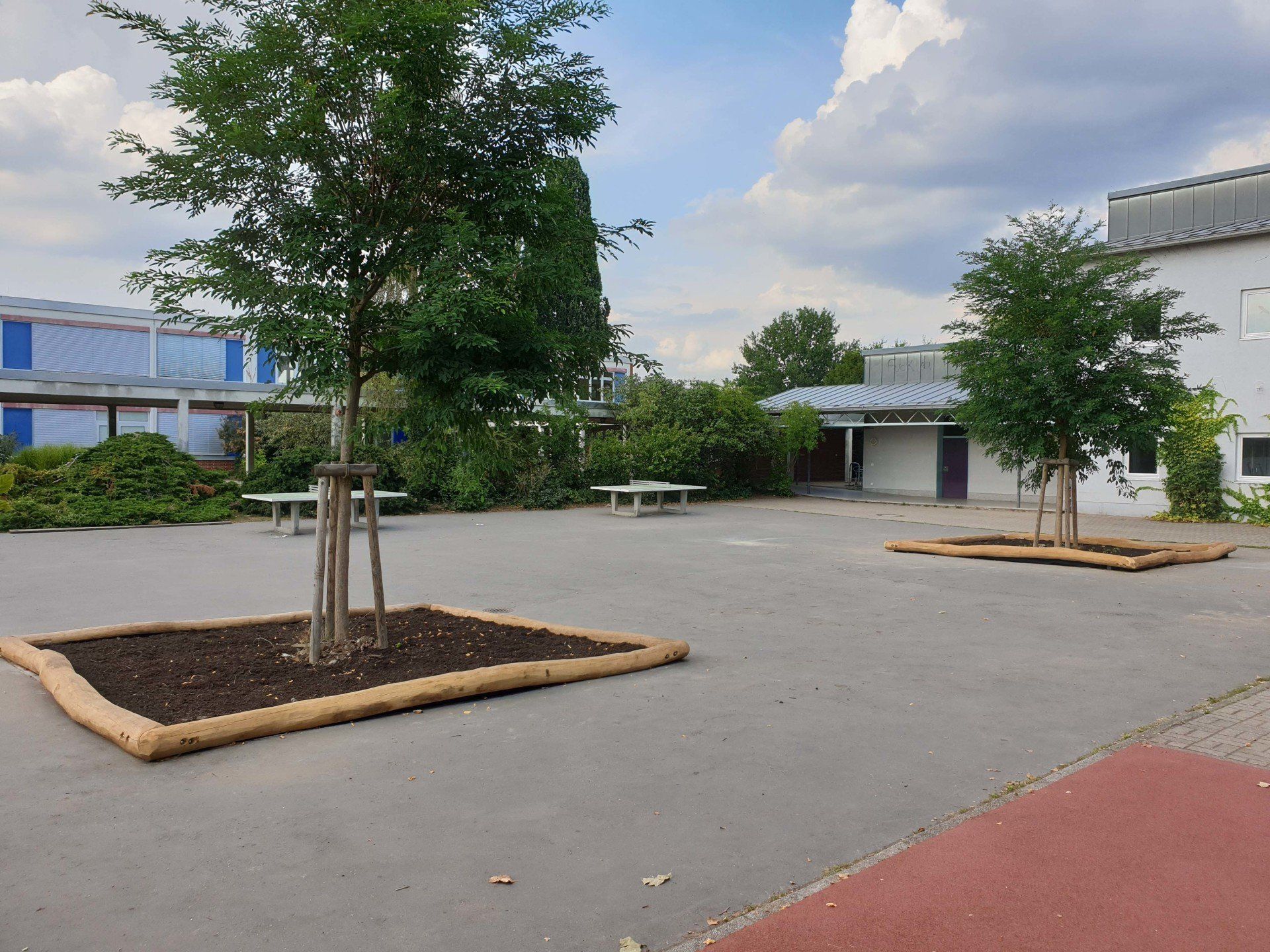 Baumeinfassung für Schulhof aus Holz