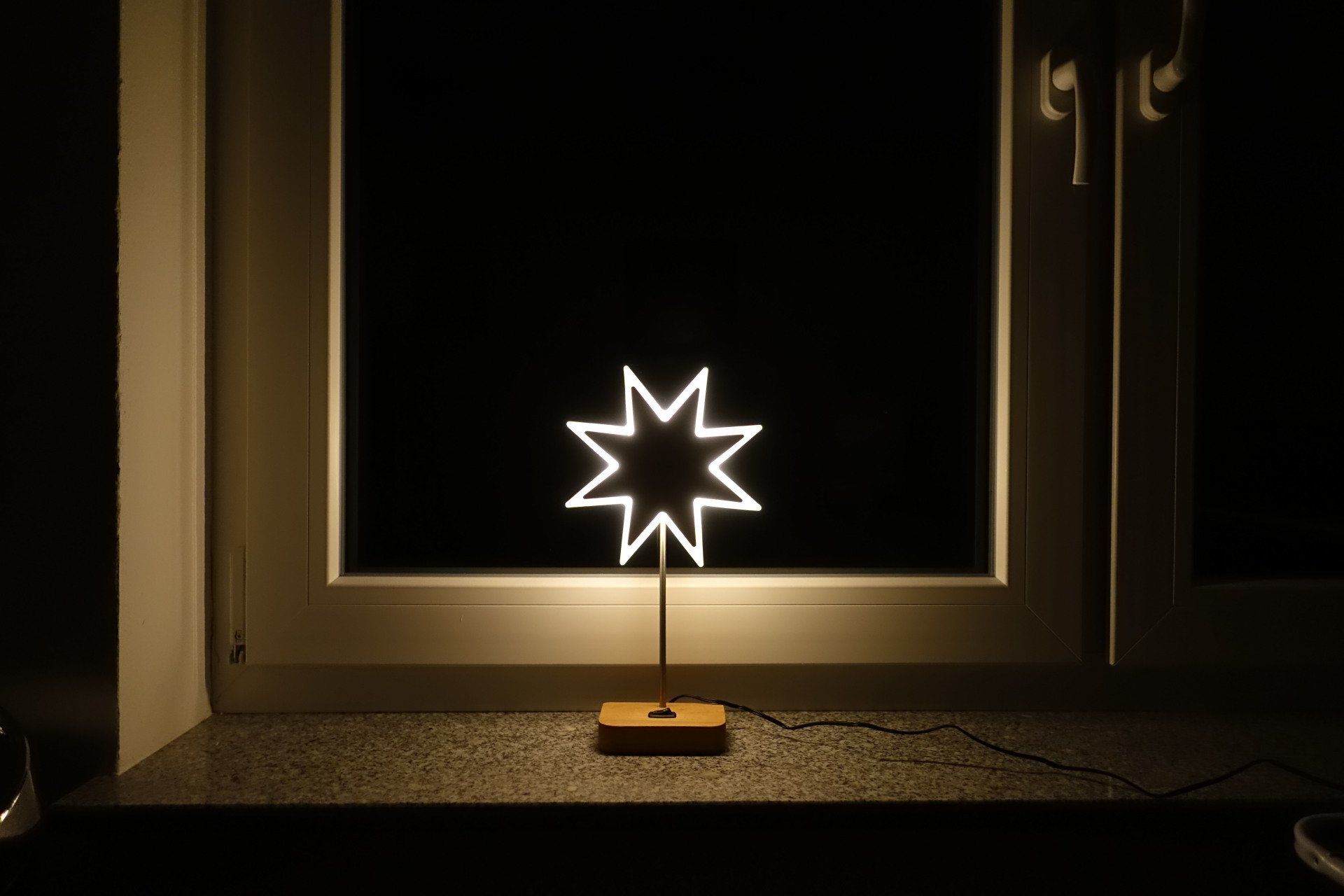 beleuchteter Stern aus Massivholz